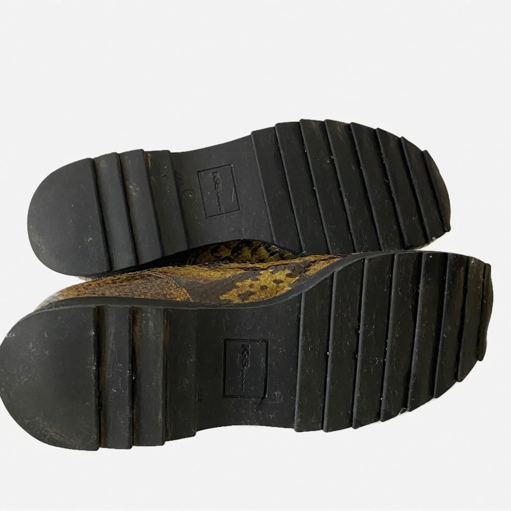 Tagwerker, Vintage Embossed Leather Sneakers Snakeskin Pattern Toggle Closure
